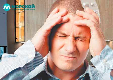Мужчина плохо себя чувствует и держится за голову