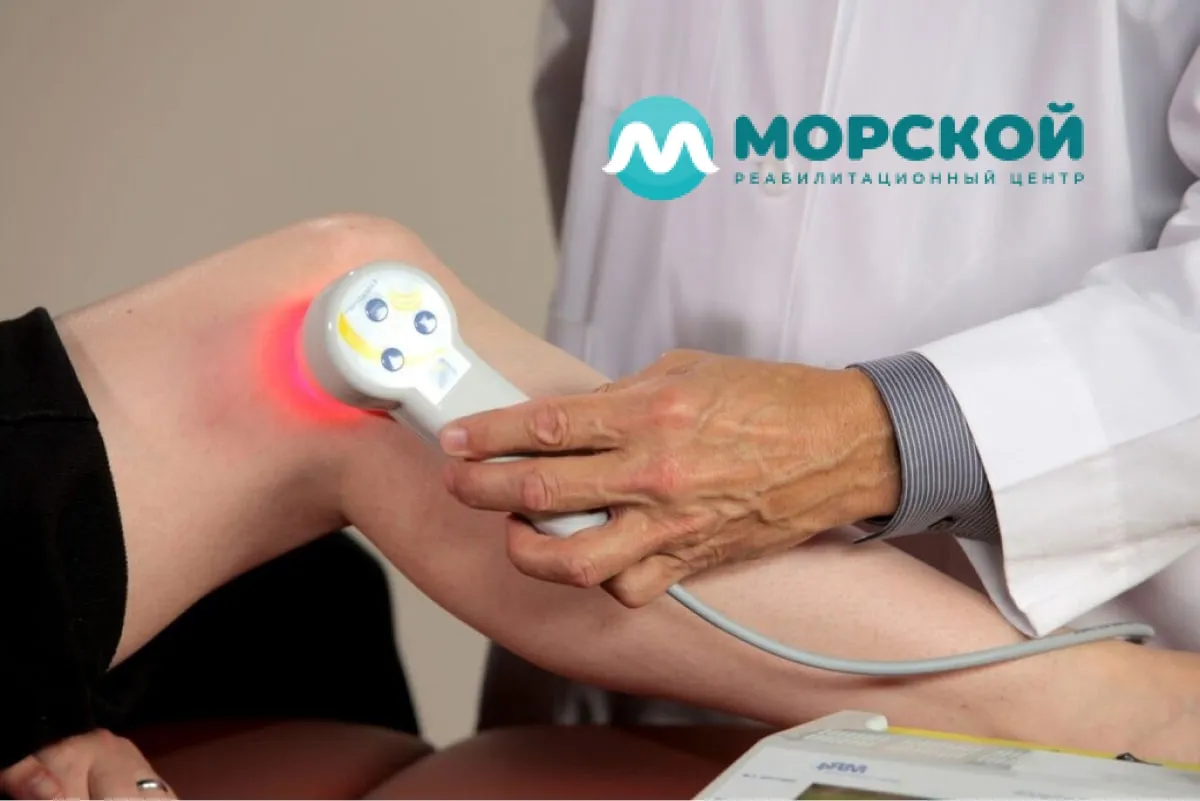 Лечащий врач сканирует пациента, который лежит на койке Врач проводит обследование пациента при помощи оборудования