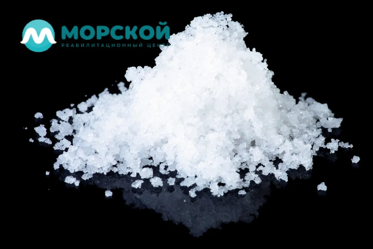 Мефедрон рассыпан по темному столу