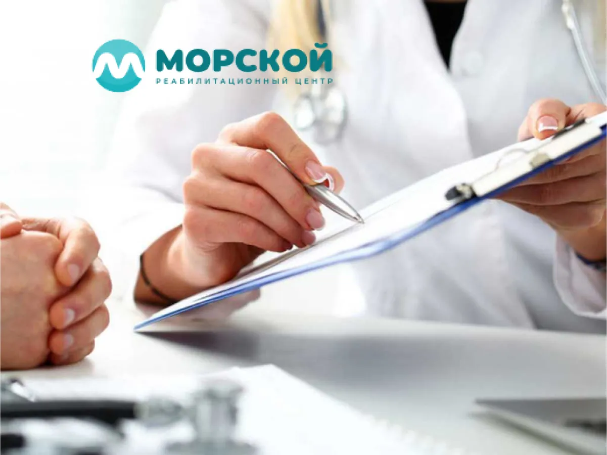 Пациент на консультации у врача высказывает свои жалобы Врач сидит рядом с пациентом и записывает жалобы в тетрадь