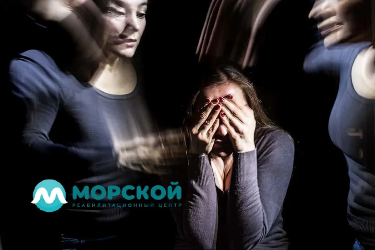 Женщина находится в состоянии психоза и мечется по темной комнате Проявление психоза у женщины при тусклом освещении
