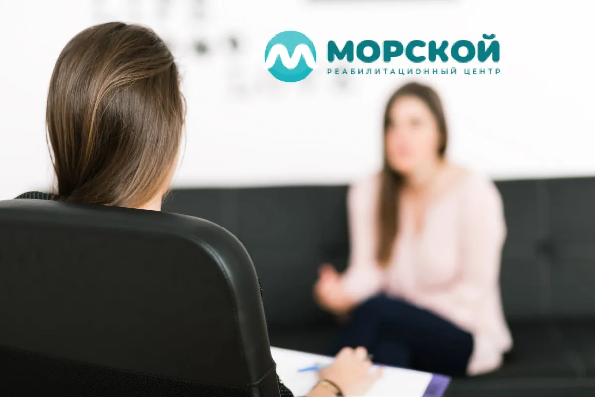Пациент сидит на кожаном кресле перед врачом-психологом и высказывает жалобы Врач-психолог сидит перед пациентом и слушает жалобы в кабинете