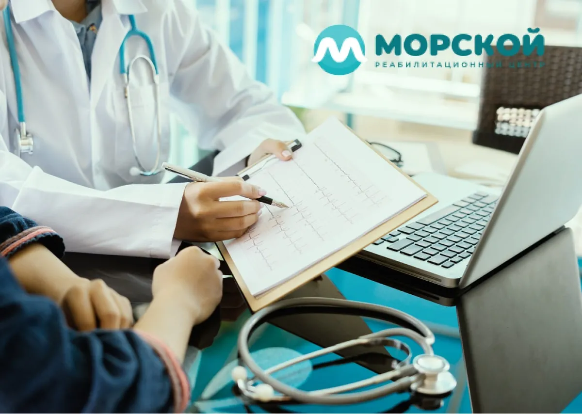 Врач демонстрирует пациенту диаграмму Врач смотрит и объясняет диаграмму
