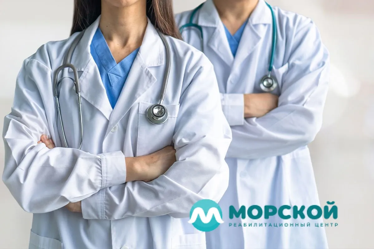 Лечение при помощи Дисульфирама - медицинская помощь алкоголикам Два врача стоят скрестив руки