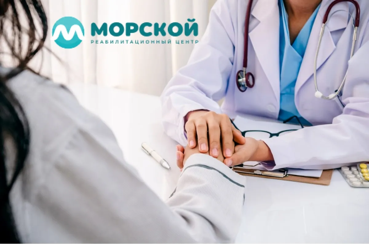 Врач поддерживает пациента держа его за руки Врач держит руку пациента