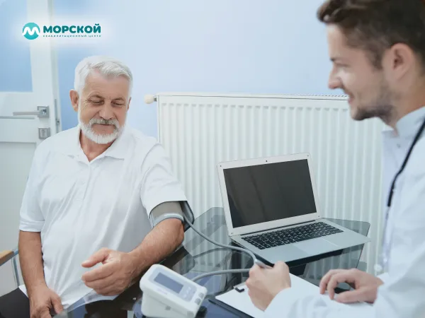 Мужчине замеряют давление в кабинете врача
