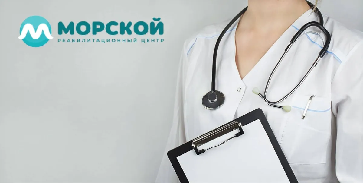 Девушка-врач стоит в коридоре с тетрадью Врач-девушка ожидает пациента на прием