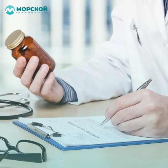 Лечащий врач выписывает лекарства больному пациенту
