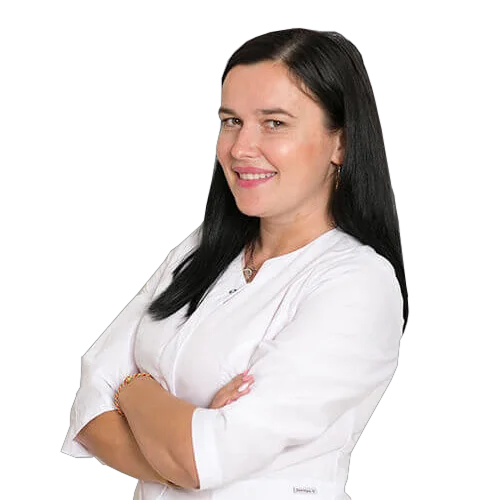 Психолог Зеленова Земфира Мухаметовна стоит прямо в белом халате